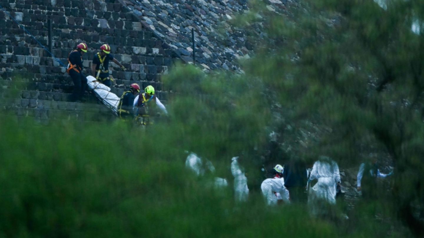 Einsatzkräfte tragen eine Leiche in Teotihuacán
