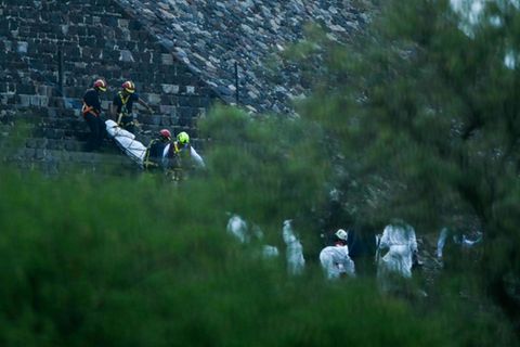 Einsatzkräfte tragen eine Leiche in Teotihuacán