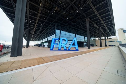 Selfie-Hotspot mit dem Flughafen-Kürzel FRA. (Achivbild) Foto: Andreas Arnold/dpa