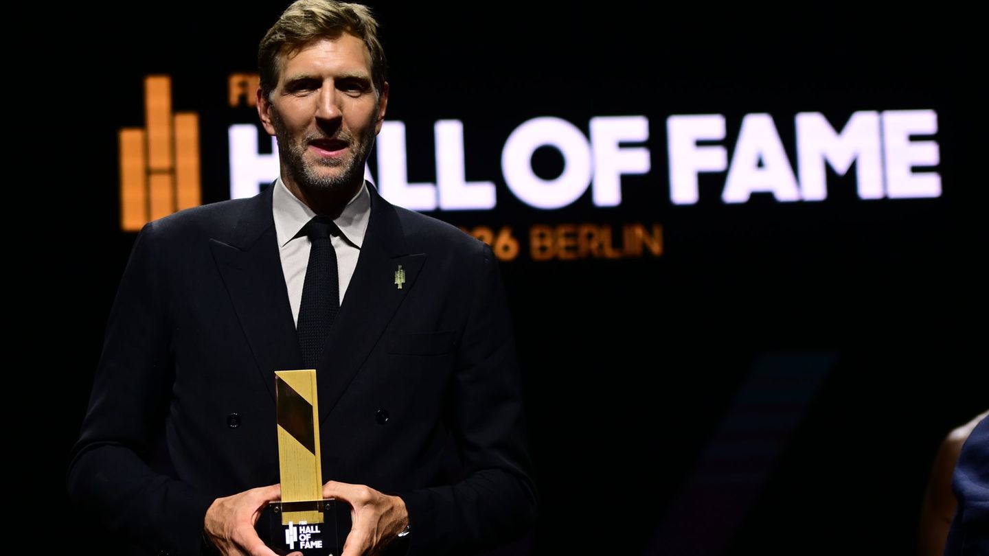 Dirk Nowitzki dankte bei seiner Ehrung in Berlin vor allem seinem Mentor Holger Geschwindner. Foto: Sebastian Gollnow/dpa