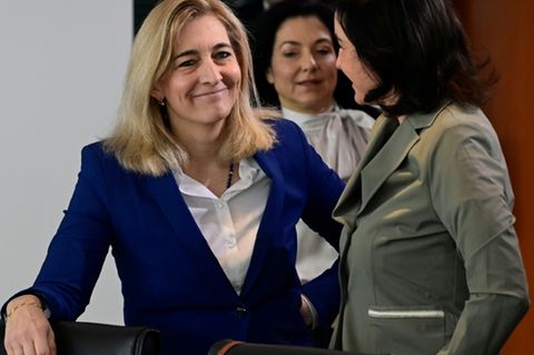 Ministerin Warken (l.)