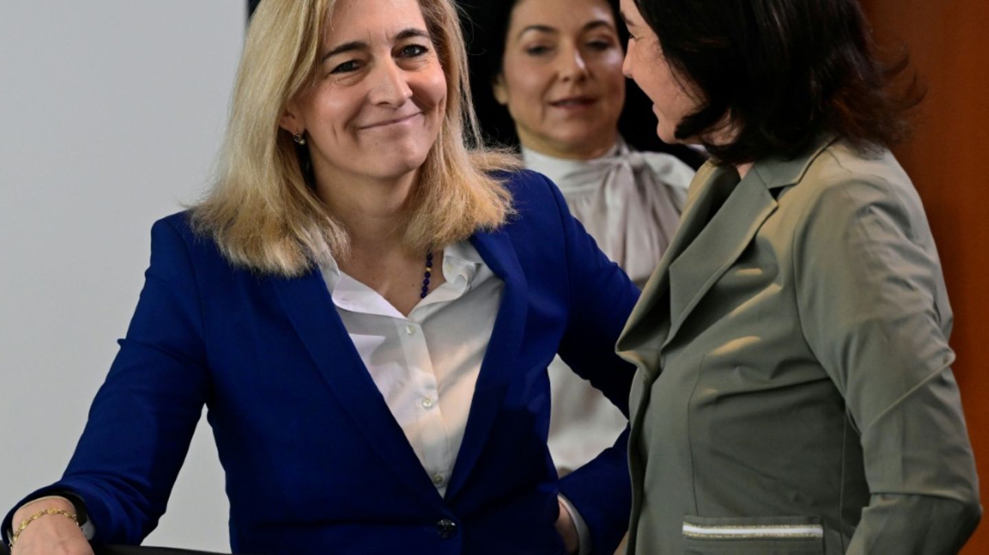 Ministerin Warken (l.)