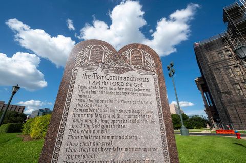 Zehn Gebote auf einer Steintafel