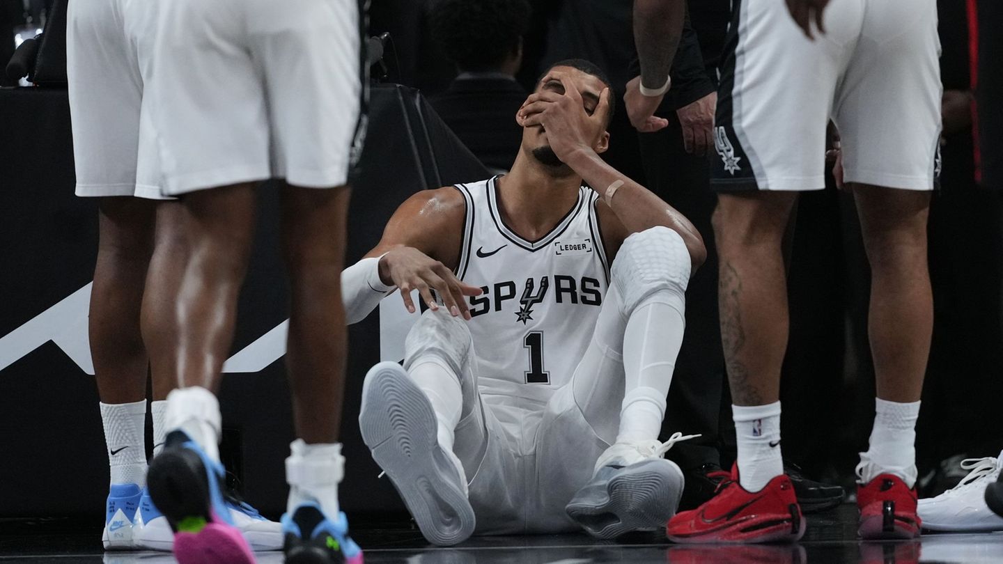 Playoff-Niederlage der Spurs: Mit Gesicht auf Boden geprallt: NBA-Star Wembanyama verletzt