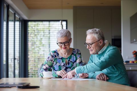 Zwei Menschen in Rente (Symbolbild)