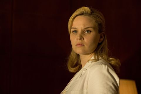 Lisa Scheel (Sonja Gerhardt) ist eine talentierte Medizinerin – wird jedoch aufgrund ihres Geschlechts häufig nicht ernst genommen.