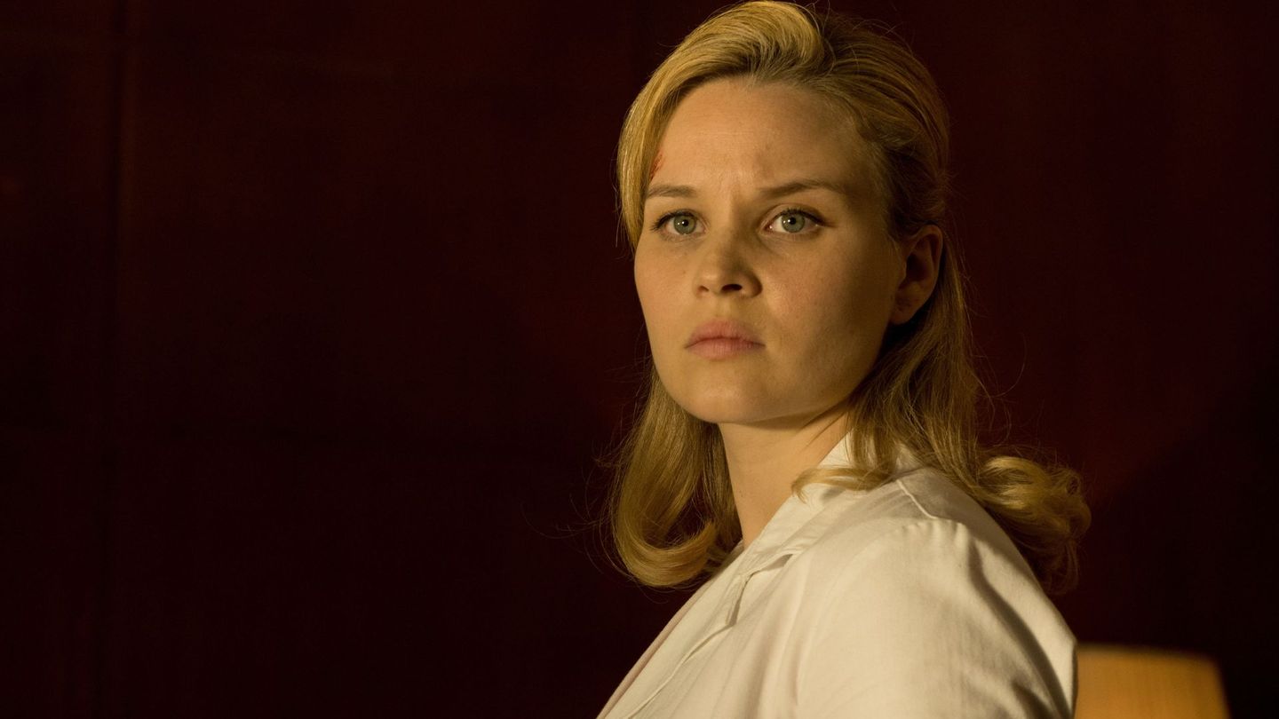 Lisa Scheel (Sonja Gerhardt) ist eine talentierte Medizinerin – wird jedoch aufgrund ihres Geschlechts häufig nicht ernst genommen.