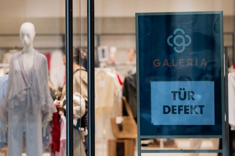 Galeria-Chef Hellenbock räumt Schwankungen der Liquidität ein. Foto: Rolf Vennenbernd/dpa