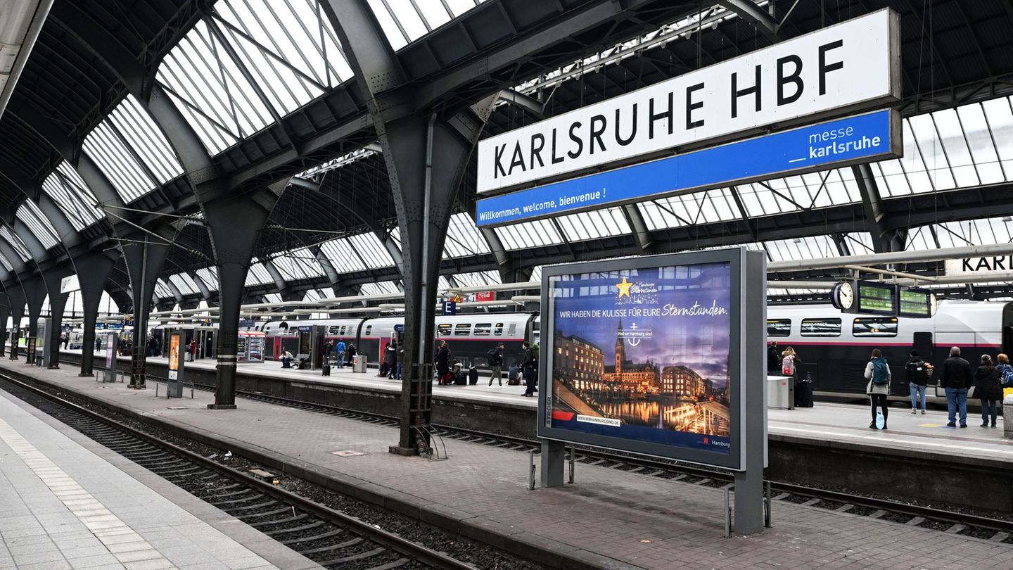 Die Trickbetrüger schlugen am Karlsruher Hauptbahnhof zu. (Symbolbild) Foto: Uli Deck/dpa