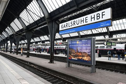 Die Trickbetrüger schlugen am Karlsruher Hauptbahnhof zu. (Symbolbild) Foto: Uli Deck/dpa