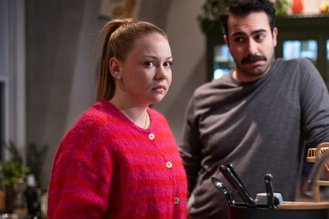 "Unter uns": Ronja (l.) fürchtet geschockt, vor Baris (r.) aufgeflogen zu sein.