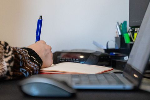 Viele Arbeitnehmerinnen und Arbeitnehmer arbeiten zumindest zeitweise von zu Hause aus. (Symbolbild) Foto: Katrin Luxenburger/dp