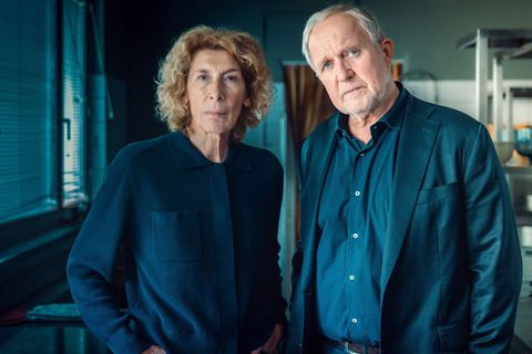 Moritz Eisner (Harald Krassnitzer) und Bibi Fellner (Adele Neuhauser) ermitteln im "Tatort: Gegen die Zeit" zum vorletzten Mal. Der Film wirft einen durchaus sensiblen Blick auf das Leben von 14- bis 18-jährigen Kids aus schwierigen Verhältnissen, die in einer Wohngruppe leben.