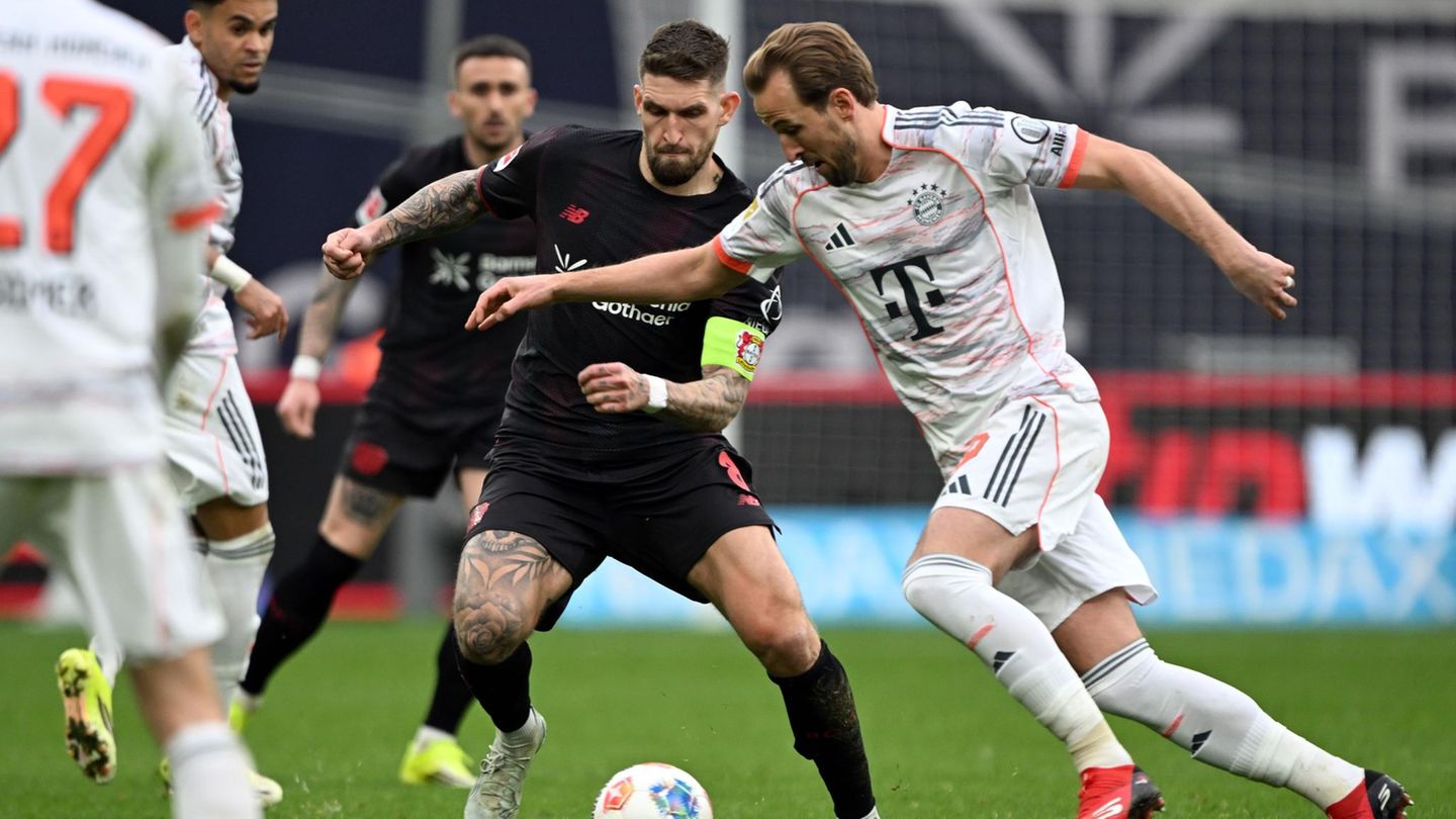 Vor DFB-Pokal-Duell: Harry Kane von Bayern München im Duell mit Robert Andrich von Bayer Leverkusen