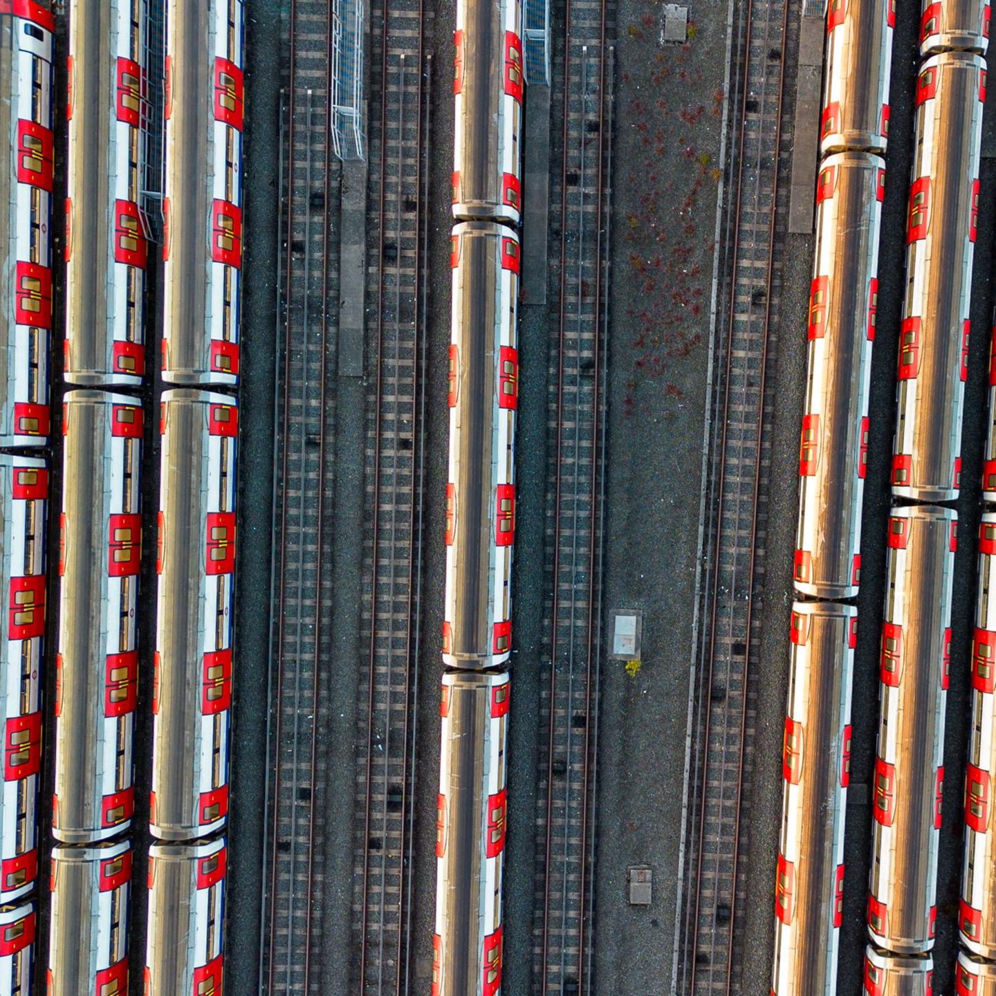 London, Vereinigtes Königreich. In der Londoner U-Bahn, der „Underground“, sind zu Stoßzeiten viele Züge unterwegs, vollgepackt mit Pendlern. Aber heute bleiben die rot-weißen Züge auf dem Abstellgleis. Die Underground wird seit Dienstagmittag bestreikt. Auch am Mittwoch müssen sich die Londoner auf Einschränkungen und Verspätungen einstellen. Da heißt das Motto: Keep calm and carry on. 