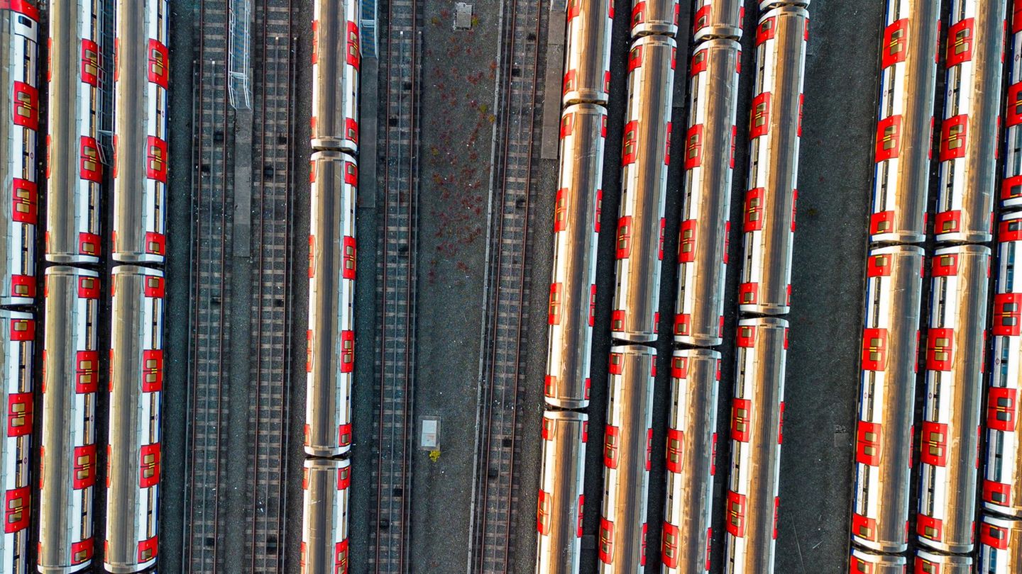 London, Vereinigtes Königreich. In der Londoner U-Bahn, der „Underground“, sind zu Stoßzeiten viele Züge unterwegs, vollgepackt mit Pendlern. Aber heute bleiben die rot-weißen Züge auf dem Abstellgleis. Die Underground wird seit Dienstagmittag bestreikt. Auch am Mittwoch müssen sich die Londoner auf Einschränkungen und Verspätungen einstellen. Da heißt das Motto: Keep calm and carry on. 