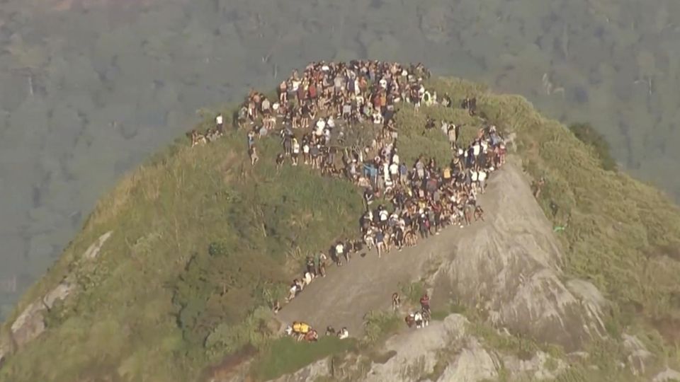 Touristen auf einem Berg in Rio de Janeiro