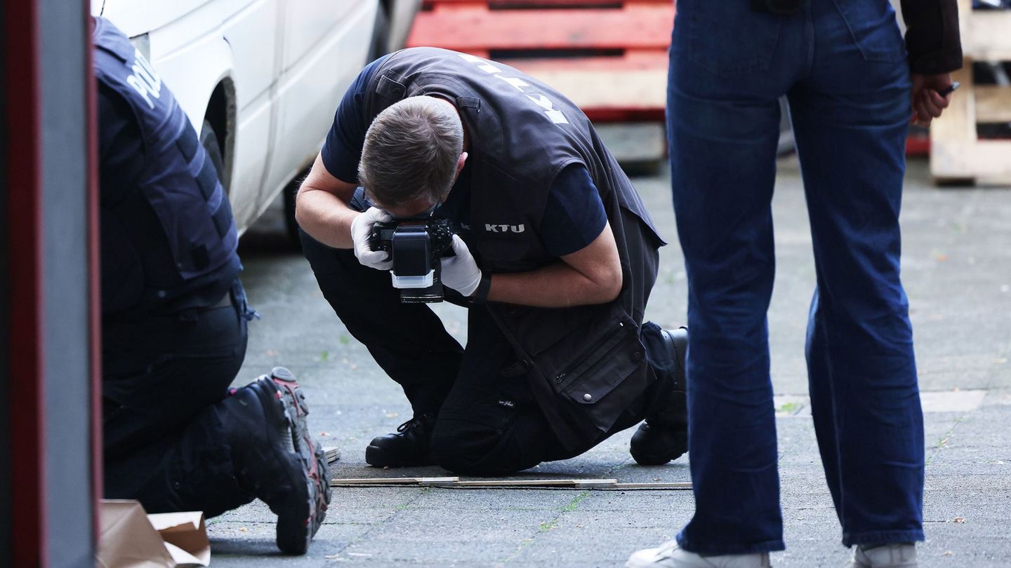Die Spurensicherung nach der lebensgefährlichen Attacke in Düsseldorf. Foto: David Young/dpa
