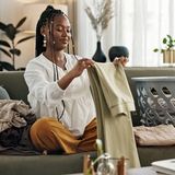 Ein beliebter Clean-Tok-Tipp ist „Habit Stacking“: Dabei werden verschiedene Gewohnheiten miteinander verbunden, zum Beispiel das Zusammenlegen der Wäsche mit dem abendlichen Seriengucken. Man kombiniert also das Schöne mit dem Lästigen und erhält am Ende eine Routine, die einen festen Platz im Tagesablauf hat.