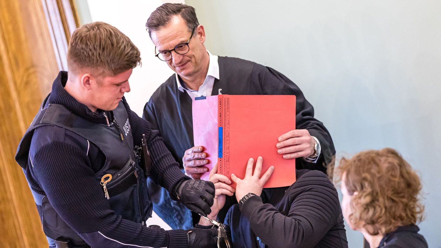 Der Angeklagte soll einen Polizisten getötet haben. (Archivbild) Foto: Frank Hammerschmidt/dpa