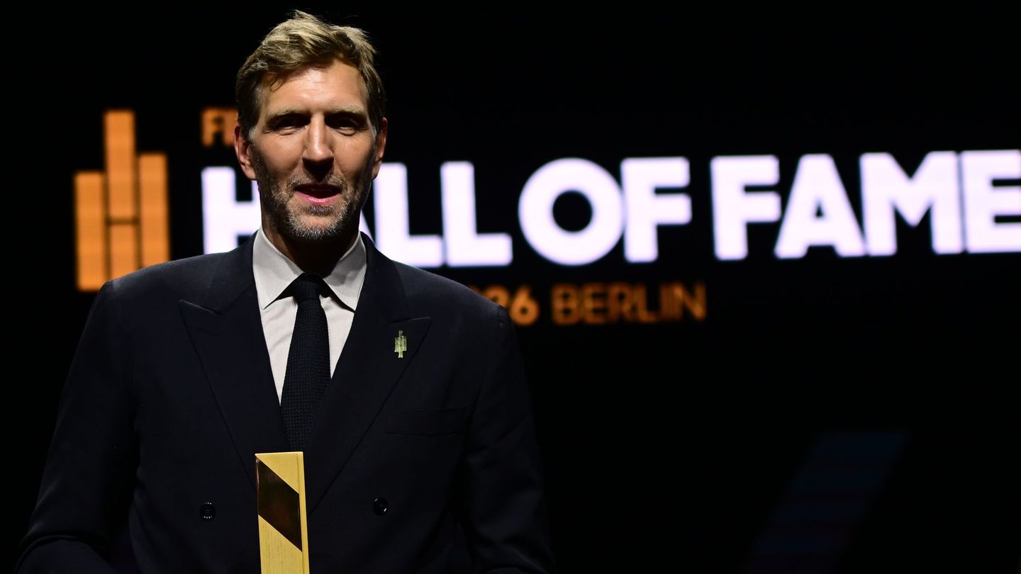 Dirk Nowitzki gehört nun zur Hall of Fame des Weltbasketballs. Foto: Sebastian Gollnow/dpa