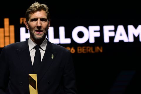 Dirk Nowitzki gehört nun zur Hall of Fame des Weltbasketballs. Foto: Sebastian Gollnow/dpa