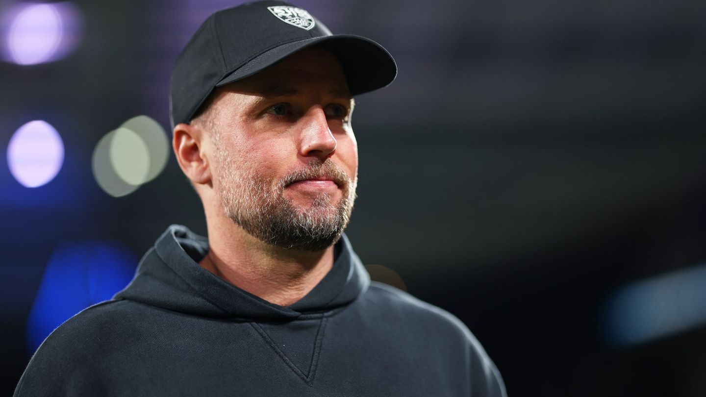 Über VfB-Trainer Sebastian Hoeneß soll einem Medienbericht zufolge bei Real Madrid gesprochen werden. Foto: Luis Vieira/AP/dpa