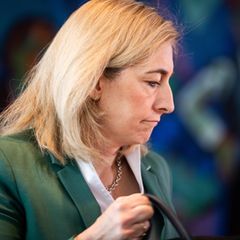 Bundesgesundheitsministerin Nina Warken arbeitet an einer Pflegereform