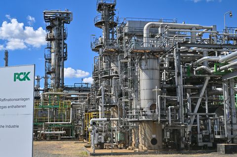 Die Ölraffinerie PCK bezieht kein russisches Öl mehr, erhält aber über die durch Russland verlaufende Druschba-Pipeline Öl aus K