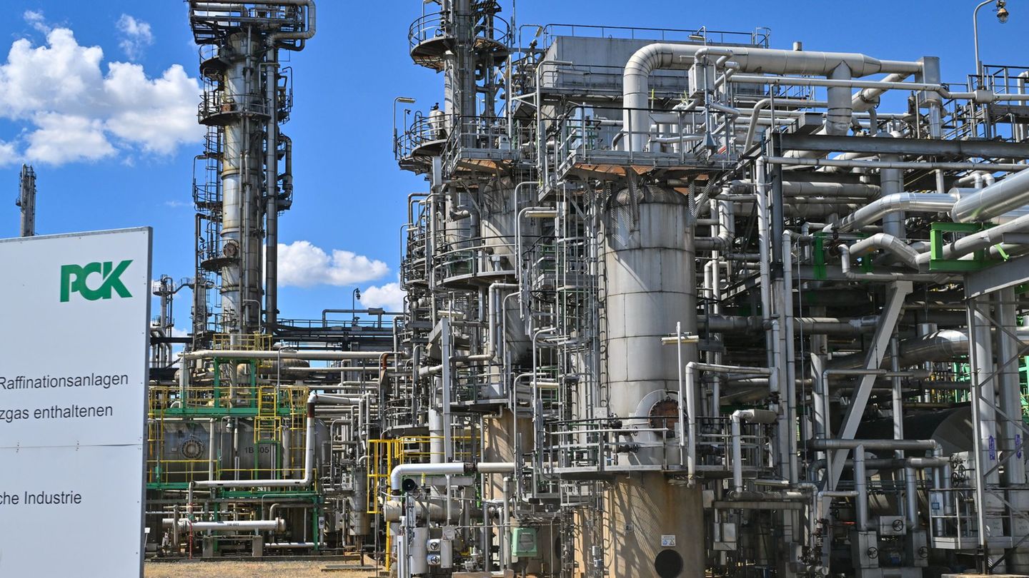 Die Ölraffinerie PCK bezieht kein russisches Öl mehr, erhält aber über die durch Russland verlaufende Druschba-Pipeline Öl aus K