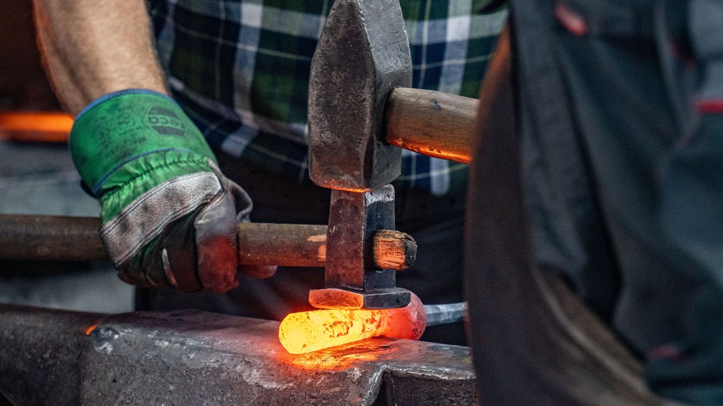 Männer arbeiten in Technik und Fertigung, Frauen in Gesundheits- und Sozialberufen: Der Arbeitsmarkt in Bayern zeigt deutliche U