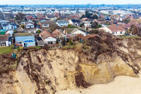 Häuser an der britischen Ostküste rutschen ins Meer