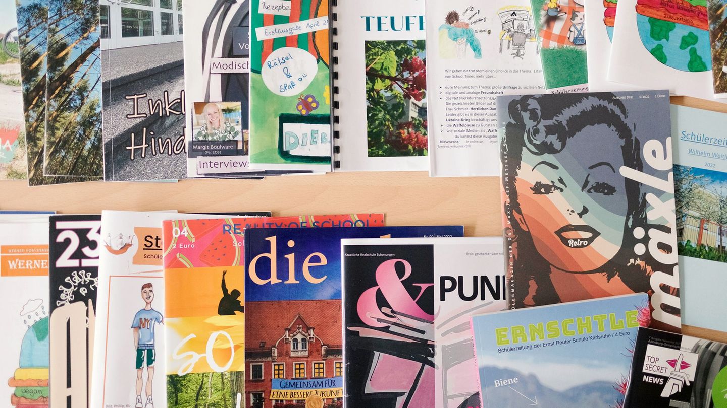 Eine Auswahl an Schülerzeitungen liegt ausgebreitet auf einem Tisch. (Symbolbild) Foto: David Reineke/Jugendpresse/dpa