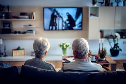 Rente und Rundfunkbeitrag: Ein altes Paar sitzt vorm Fernseher (Symbolbild)