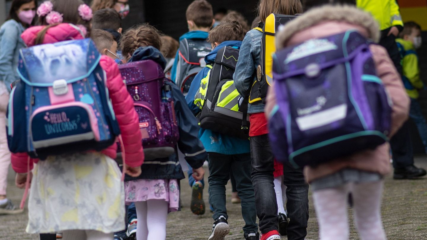 Schüler in NRW können über einen digitalen Fragebogen Auskunft darüber geben, wie sich an den Schulen fühlen. (Symbolbild) Foto: