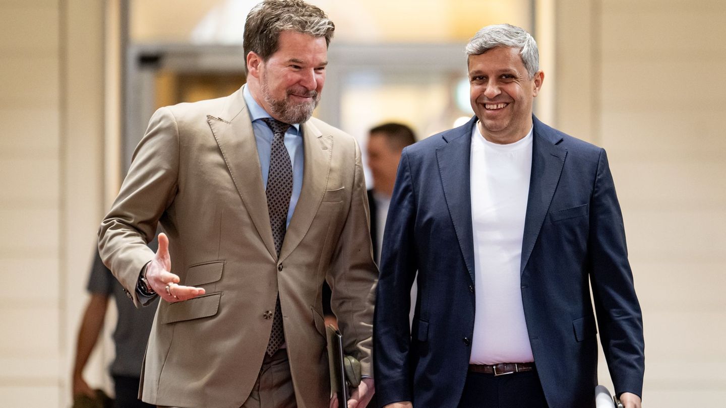 Die beiden Fraktionsvorsitzenden Dirk Stettner (CDU, l) und Raed Saleh (SPD) sind optimistisch, noch etliche Gesetze vor der Som