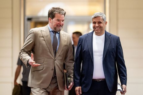 Die beiden Fraktionsvorsitzenden Dirk Stettner (CDU, l) und Raed Saleh (SPD) sind optimistisch, noch etliche Gesetze vor der Som