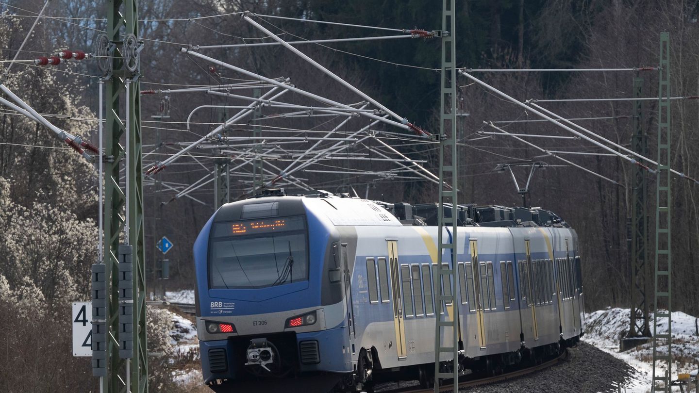 Fahrgäste der Mangfalltalbahn werden bis Ende Juni Alternativen brauchen. (Symbolbild) Foto: Peter Kneffel/dpa