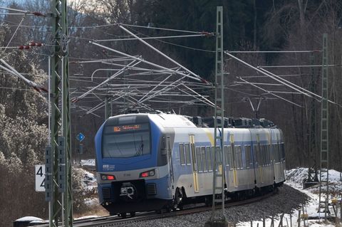 Fahrgäste der Mangfalltalbahn werden bis Ende Juni Alternativen brauchen. (Symbolbild) Foto: Peter Kneffel/dpa