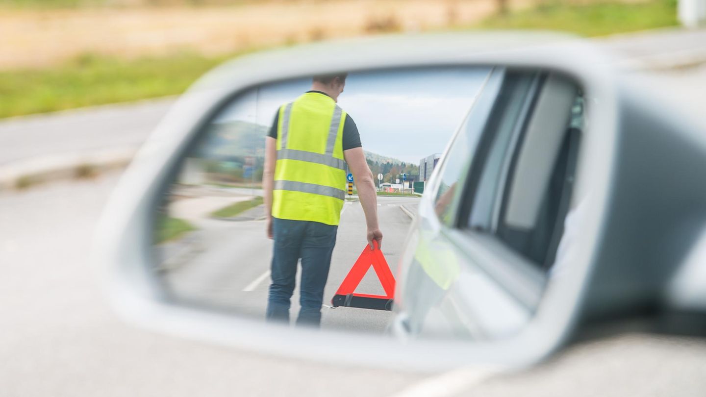 Reicht ein gewöhnliches Warndreieck im Auto bald nicht mehr aus?
