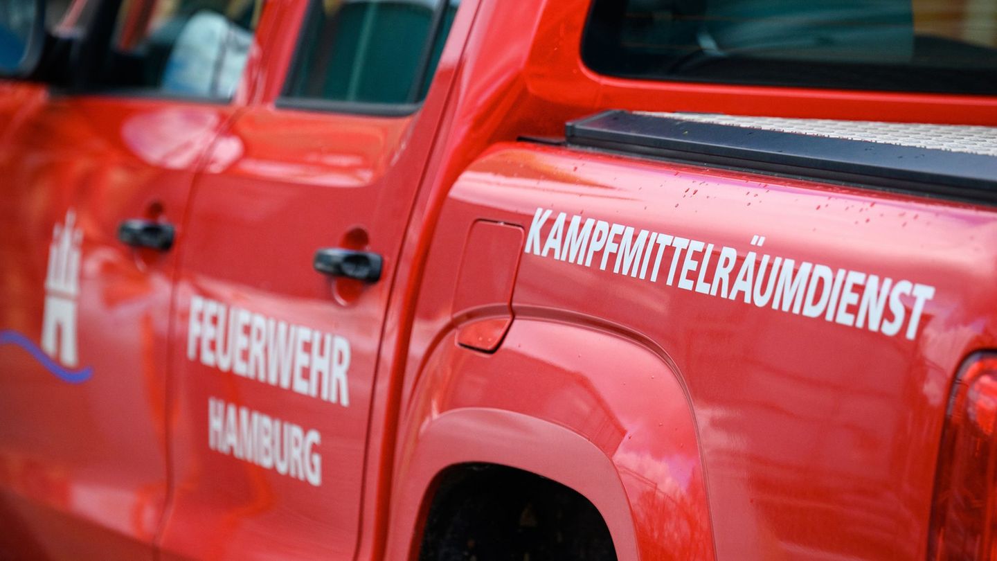Der Kampfmittelräumdienst ist nahe der A7 in Hamburg-Marmstorf im Einsatz. (Symbolfoto) Foto: Jonas Walzberg/dpa