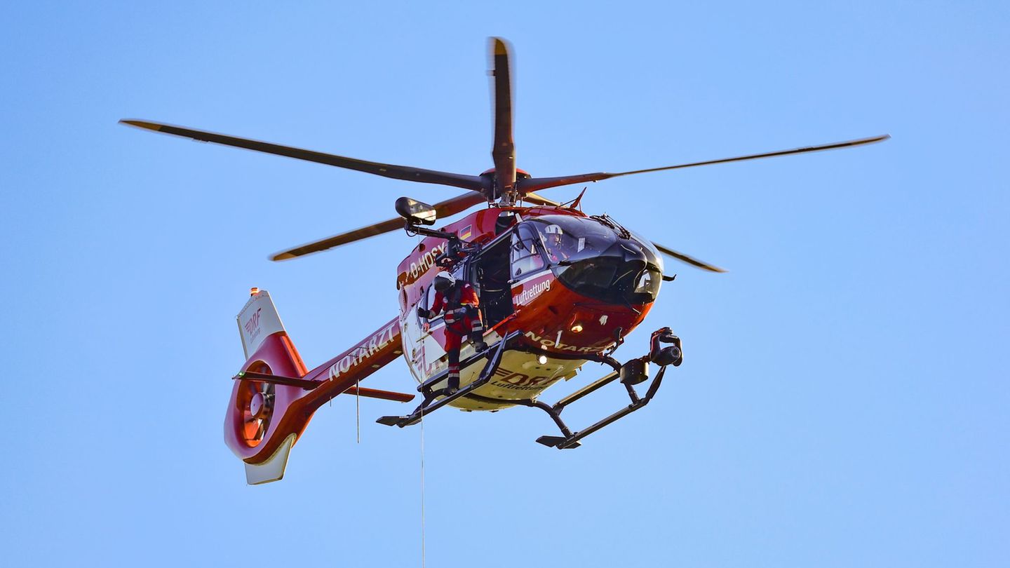 Ein Rettungshubschrauber bringt eine der Verletzten ins Krankenhaus. (Symbolbild) Foto: Christoph Reichwein/dpa