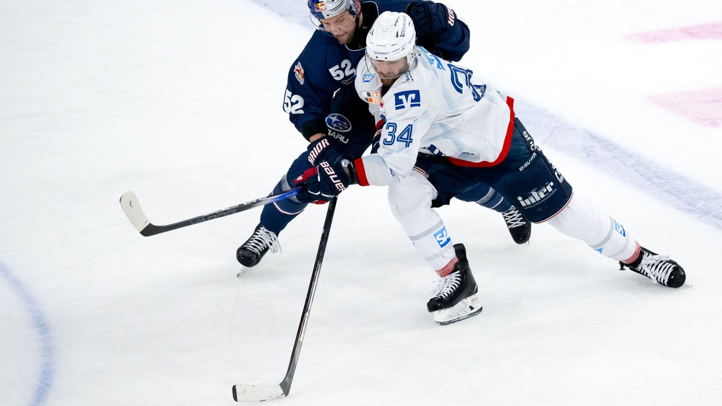 Tom Kühnhackl (r.) will mit den Adlern den DEL-Titel holen. (Archivbild) Foto: Sven Hoppe/dpa