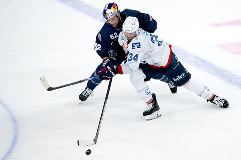Tom Kühnhackl (r.) will mit den Adlern den DEL-Titel holen. (Archivbild) Foto: Sven Hoppe/dpa
