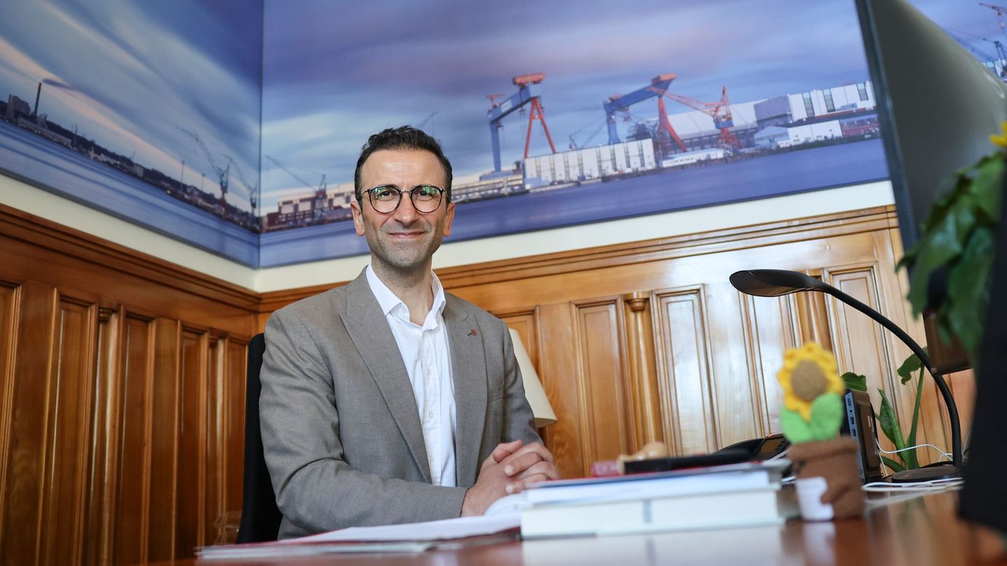 Als Nachfolger von Ulf Kämpfer nimmt Samet Yilmaz jetzt am Schreibtisch des Kieler Oberbürgermeisters Platz. Foto: Christian Cha