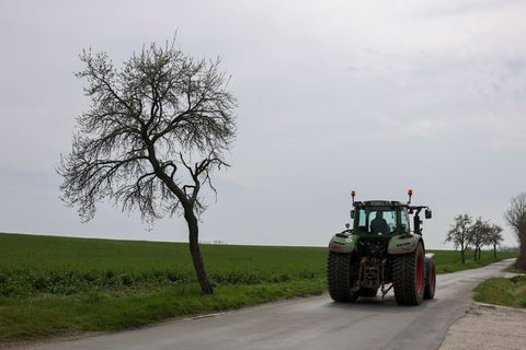 Teurer Sprit für die auf Feldern benötigten Maschinen belastet Obst- und Gemüsebauern. (Archivbild) Foto: Jan Woitas/dpa