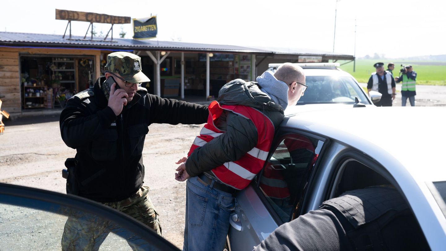Polizisten aus Polen und Tschechien bei einer grenzübergreifenden Übung im Dreiländereck während einer fiktiven Festnahme an ein