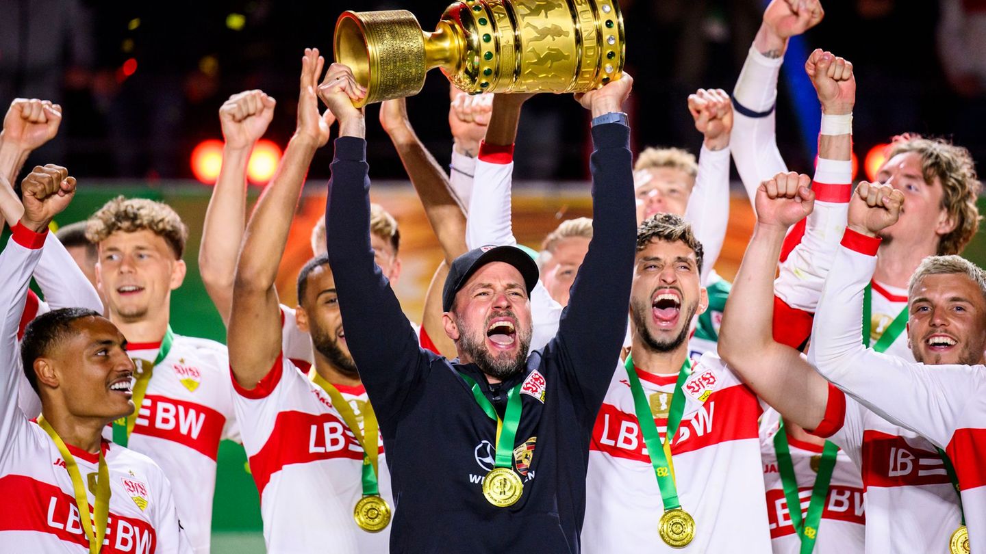 Zwei Siege trennen den VfB und Trainer Sebastian Hoeneß (Mitte) vom erneuten Pokal-Triumph. (Archivbild) Foto: Tom Weller/dpa