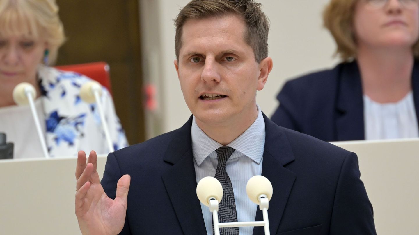 Minister Grimm hat in seiner Rede die Männer in Brandenburg angesprochen. Foto: Michael Bahlo/dpa