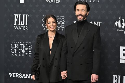 Kaley Cuoco und Tom Pelphrey im Partnerlook bei den Critics Choice Awards im Januar 2026 in Santa Monica, Kalifornien.